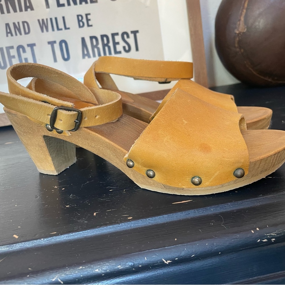 Stylish Tan Women's Clogs/Sandles
